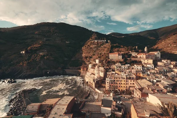 Edifícios Vernazza e mar em Cinque Terre — Fotografia de Stock