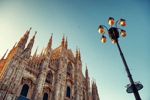 Duomo a lampy post — Stock fotografie