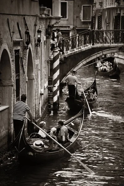 Гондоли в каналі у Венеції — стокове фото
