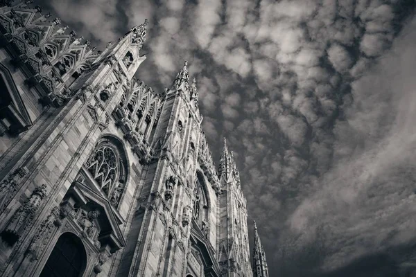 Milano Katedrali'ne portre — Stok fotoğraf