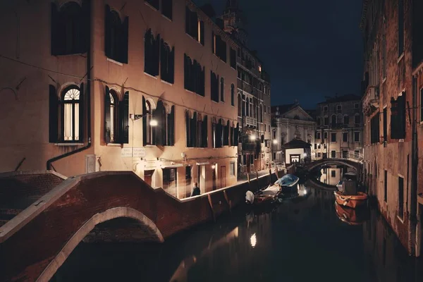 Velence canal éjszaka híd — Stock Fotó