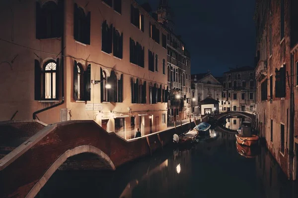 Venetië canal nacht brug — Stockfoto