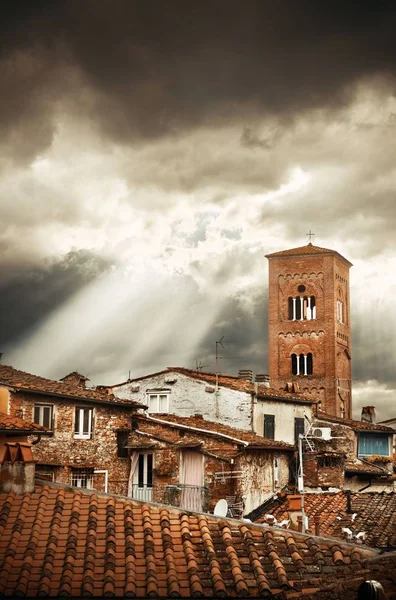 Lucca Tower of Chiesa San Pietro sun ray — Stock Photo, Image