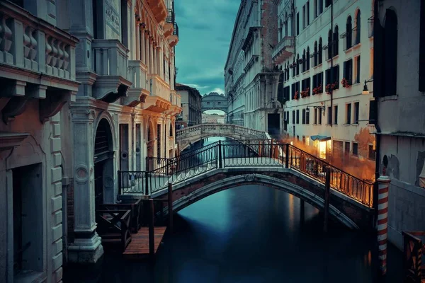 Puente nocturno canal Venecia —  Fotos de Stock