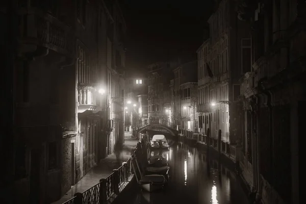 Venedig canal dimmiga natten — Stockfoto