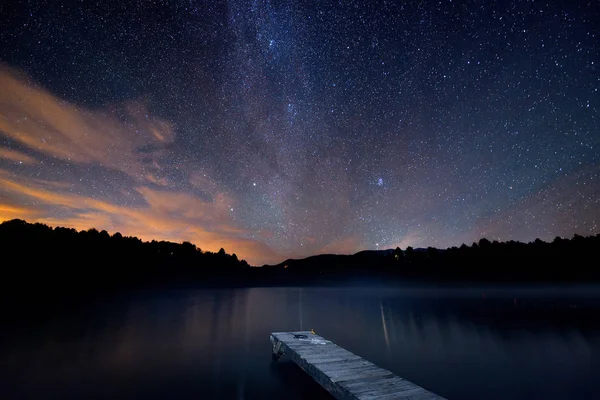 Calea Lactee peste lac cu doc — Fotografie, imagine de stoc