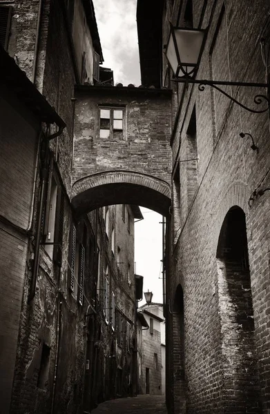 Siena street archway — Stockfoto