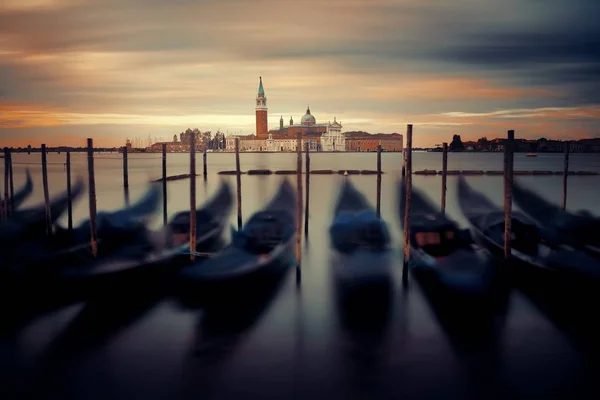 Góndola y San Giorgio Maggiore isla amanecer — Foto de Stock