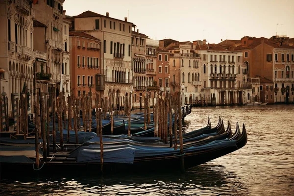 Góndola de Venecia en canal — Foto de Stock