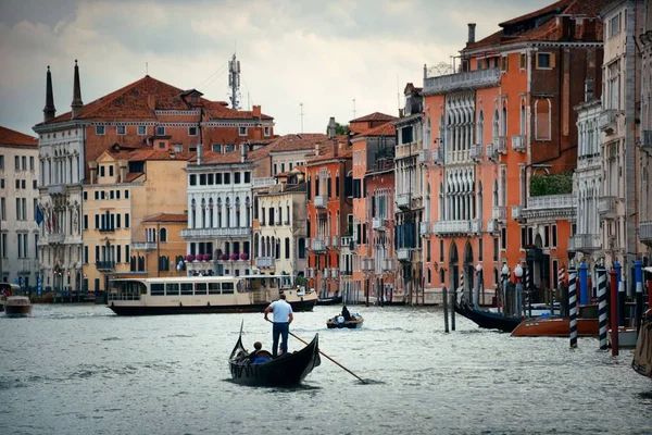 Gondel in Kanal in Venedig — Stockfoto