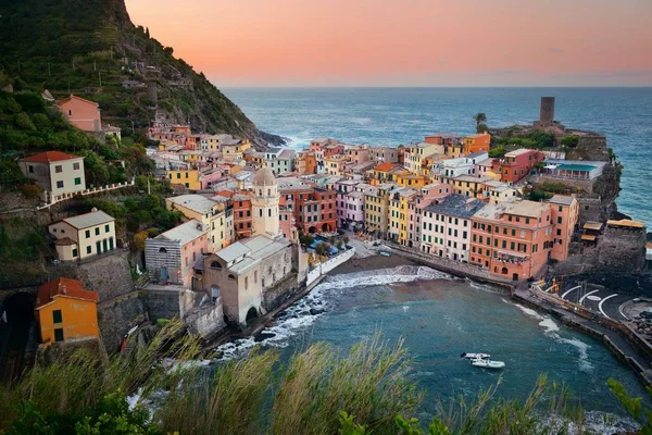 Bâtiments de la baie de Vernazza et mer à Cinque Terre — Photo
