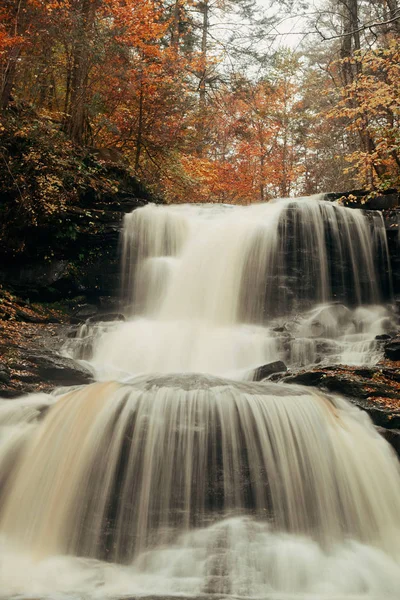 公园的秋天瀑布 — 图库照片