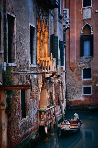 ヴェネツィアの運河の朝 — ストック写真