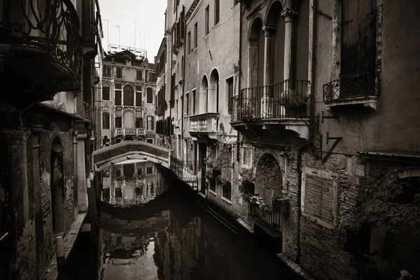 Uitzicht op de gracht van Venetië met historische gebouwen — Stockfoto