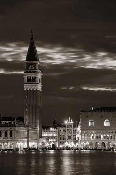 Piazza San Marco vista à beira-mar noite — Fotografia de Stock