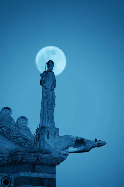 Mond und Skulptur pisa italien — Stockfoto