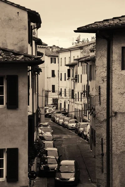 Lucca street view s auty — Stock fotografie