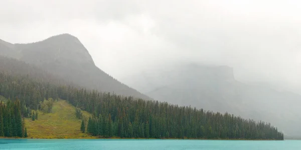 Smaragdové jezero s mlhou — Stock fotografie