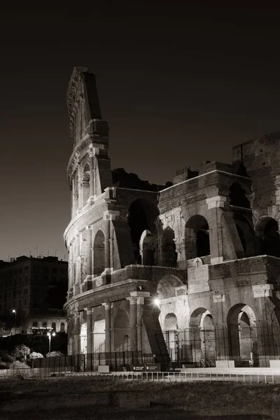 Primer plano del Coliseo por la noche —  Fotos de Stock