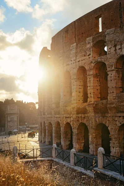 Coliseu ao pôr do sol, o marco mundial conhecido — Fotografia de Stock