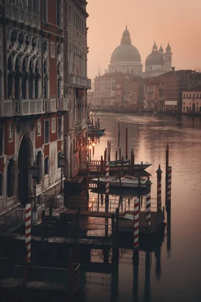 Veneza Grand Canal nascer do sol e barco Fotos De Bancos De Imagens