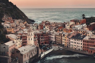 Vernazza binalar ve Cinque Terre denizde