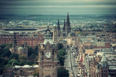 Edinburgh şehir sokak Calton Hill görüntülendi