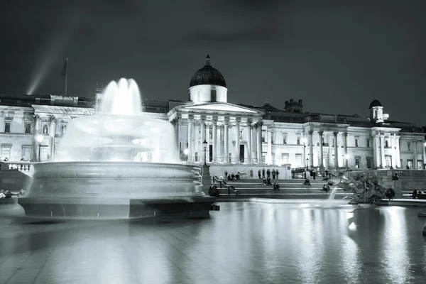 Trafalgar Square bei Nacht mit Springbrunnen — Stockfoto
