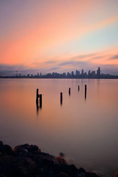 Seattle şehir manzarası görünümü ile terk edilmiş iskele — Stok fotoğraf