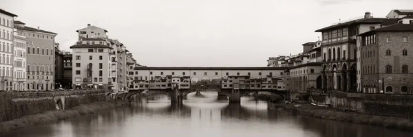 Florens Ponte Vecchio panorama monokrom — Stockfoto