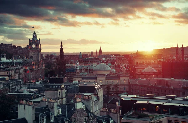 Edinburgh city skyline sett från Calton Hill. — Stockfoto
