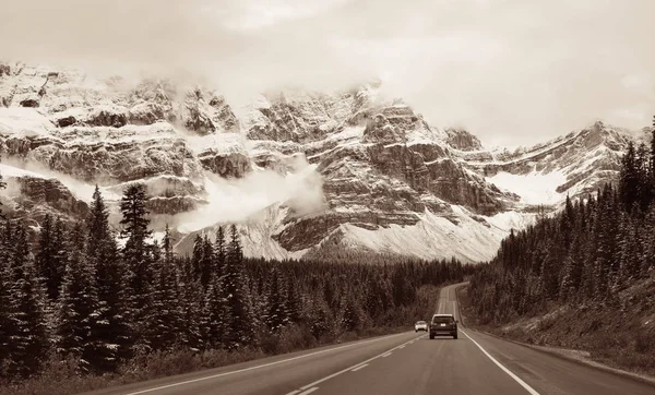 Motorväg med snö utjämnade berg — Stockfoto