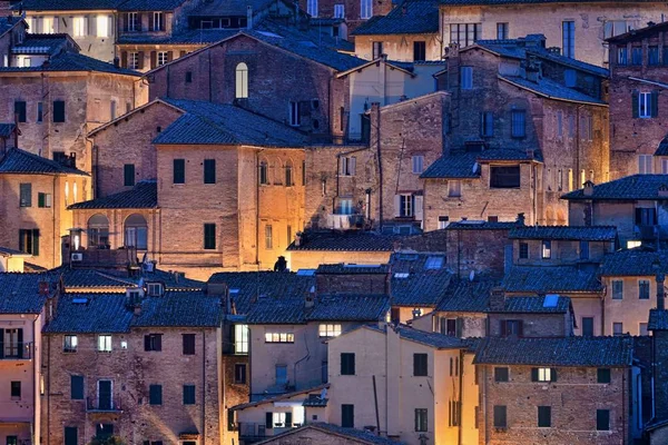 Старі будівлі фону на ніч Сієна Італії — стокове фото