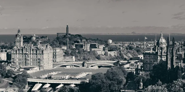 Edinburgh şehir çatı manzaralı tarihi mimarileri ile — Stok fotoğraf