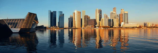 Linha do horizonte de Singapura com edifícios urbanos — Fotografia de Stock