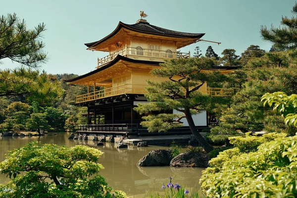 Temple Kinkaku-ji avec bâtiment historique — Photo