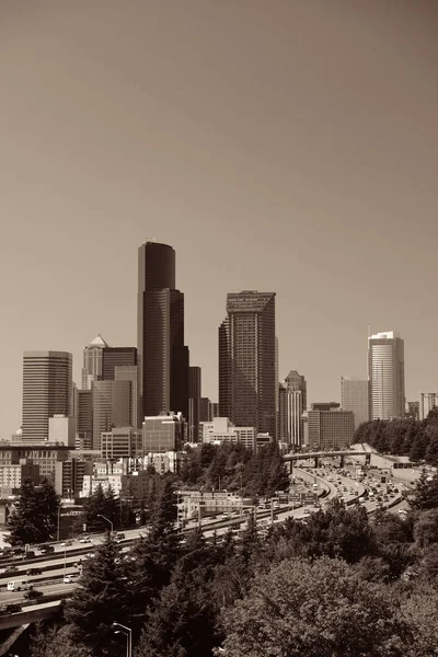 Autopista y tráfico con Seattle — Foto de Stock