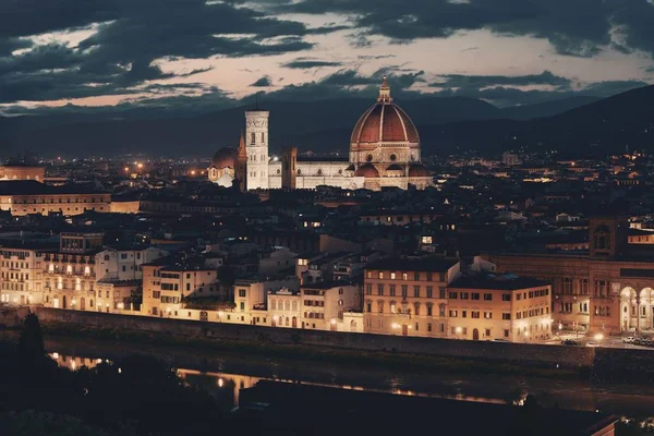 佛罗伦萨大教堂的天际线夜 — 图库照片