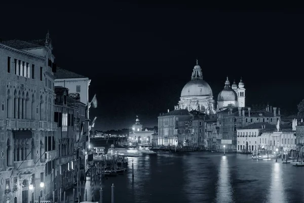Velence Canal látogatóink éjjel — Stock Fotó