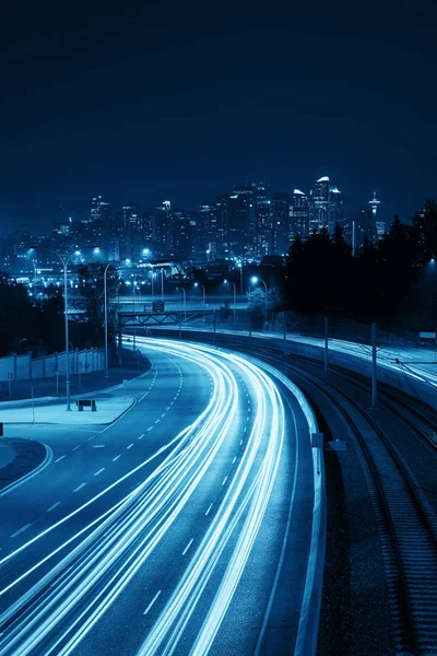 Calgary centre-ville avec des sentiers lumineux — Photo