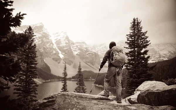 Escursionista in natura con montagna di neve — Foto Stock