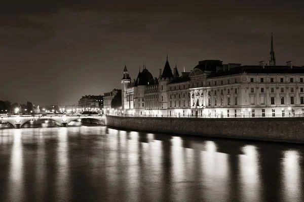 Řeky Seiny a most v noci v Paříži — Stock fotografie