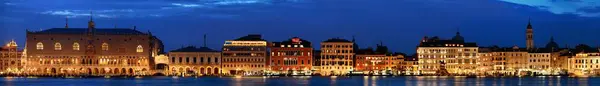 Venetië skyline bij nacht panorama — Stockfoto