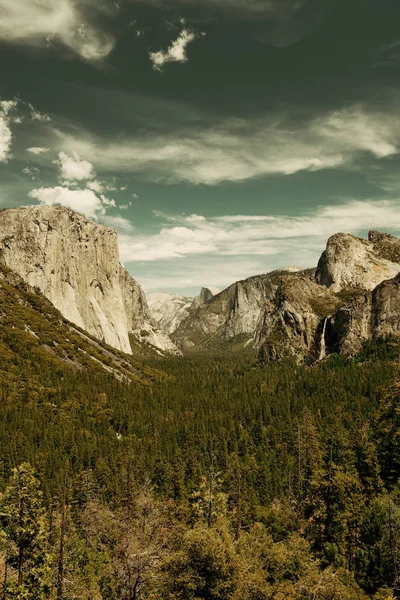 Yosemite-Tal mit Bergen — Stockfoto