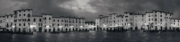 Piazza dell Anfiteatro panorama nocturno —  Fotos de Stock