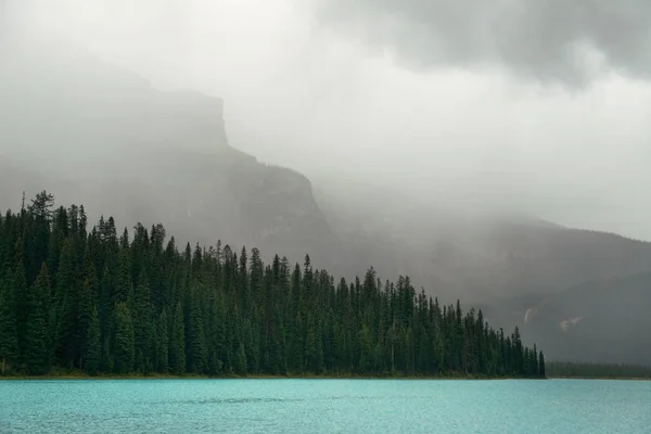 Lac d'émeraude avec brouillard — Photo