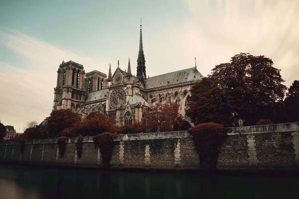 Sena del río París con catedral de Notre-Dame —  Fotos de Stock