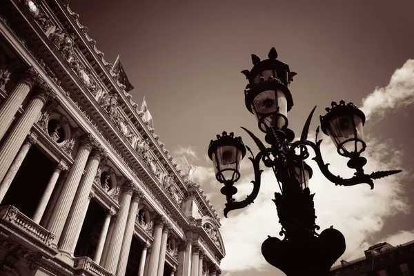 Palais Garnier mit Vintage-Lampe — Stockfoto
