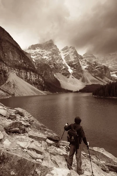 Randonneur dans le lac Moraine — Photo