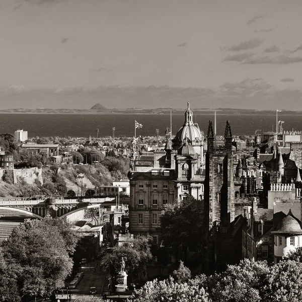 Edimburgo vista sul tetto della città con architetture storiche — Foto Stock